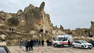 Nev�ehir'de peribacas�ndan kopan kaya par�alar�n�n alt�nda kalarak �len 3 ki�inin kimlikleri belirlendi