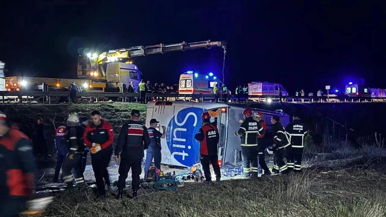 Niğde - Ankara Otoyolu'nda otobüs şarampole devrildi: 2 ölü, 40 yaralı