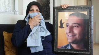 Oğlunun gömleğiyle hasret gideriyor