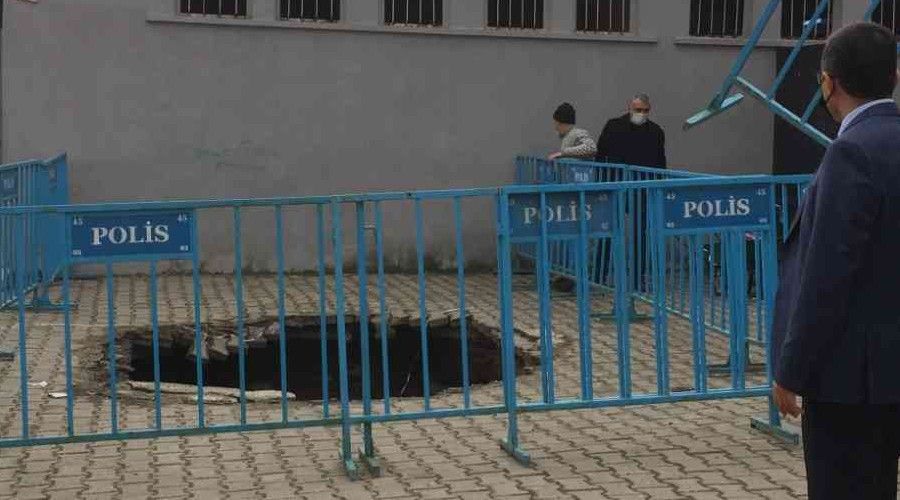 Okul bah�esinde korkutan g���k