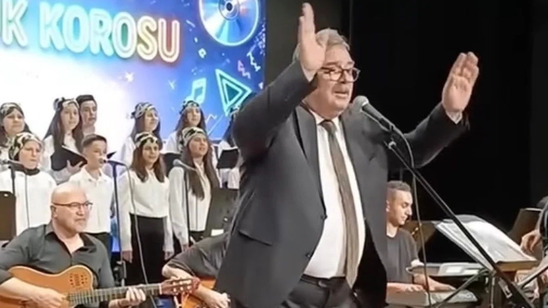 Okul müdürü, Barış Manço'ya benzeyen sesiyle sosyal medyayı salladı