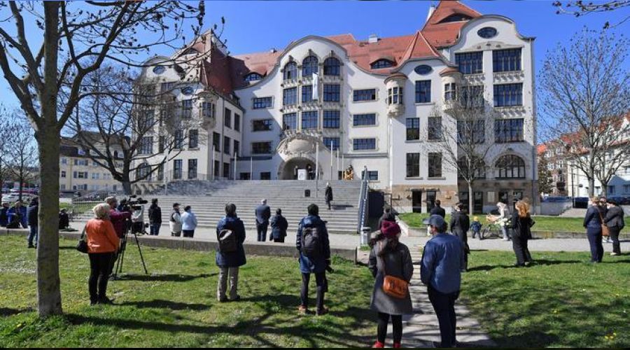 Okullar�n kapanmas� g��men �ocuklar� vurdu