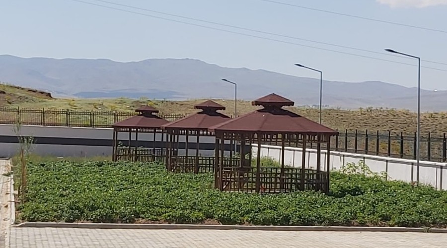 Okulun deposundaki patatesleri ekerek 1,5 ton hasat elde etti