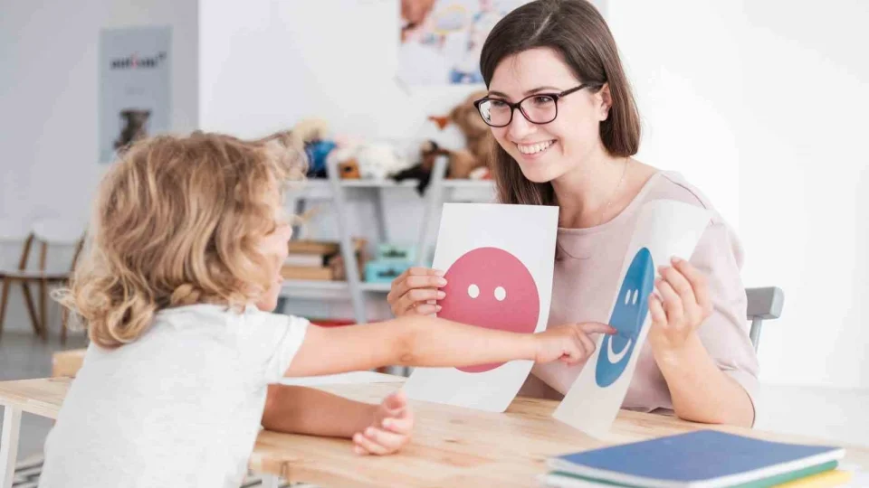 'Otizmli çocukları 'düzeltmek' değil 'anlamak' gerekir'