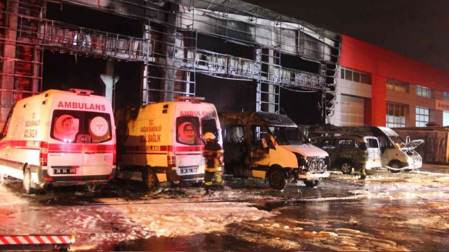 Oto servisinde yangın çıktı