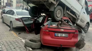 Otomobil park halindeki kamyonetin altna girdi