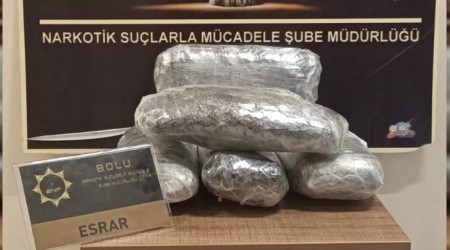 Otomobilin bagajında 3,5 kilo esrar yakalandı