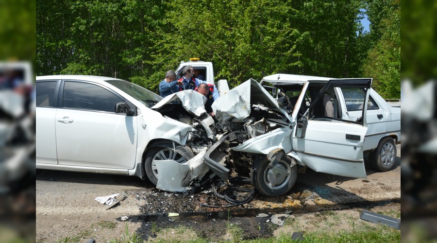 Otomobiller kafa kafaya �arp��t�