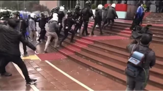 Özgür Özel CHP Genel Merkezinden çıkarıldı
