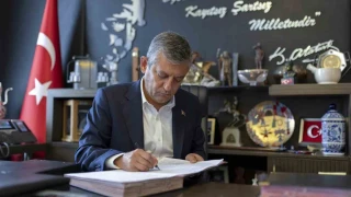 �zg�r �zel ve 90 milletvekili CHP'den istifa etti
