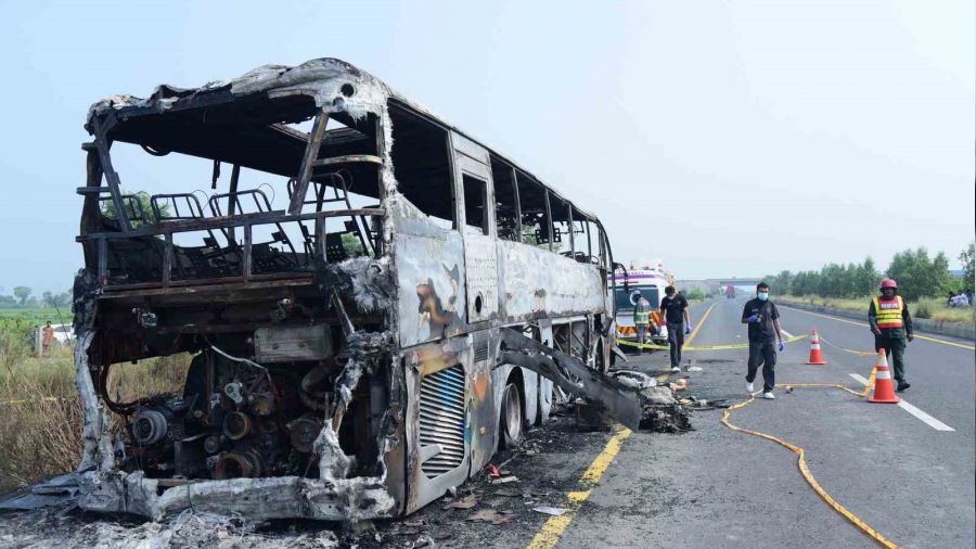 Pakistan'da kaza yapan otob�s yand�: 20 �l�, 15 yaral�