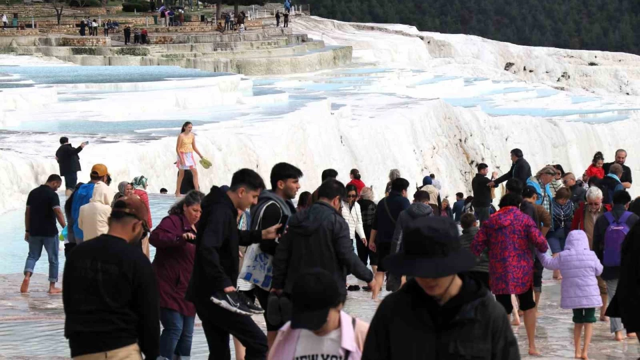 Pamukkale'de bayram yoğunluğu devam ediyor
