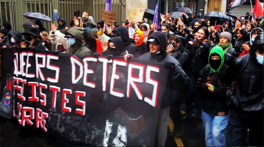 Paris'te faşizm ve İslamofobi karşıtı yürüyüş düzenlendi