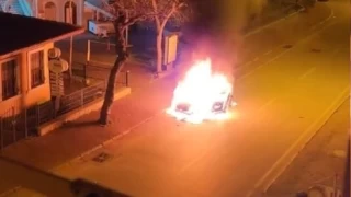 Park halindeki otomobil alev topuna dnd
