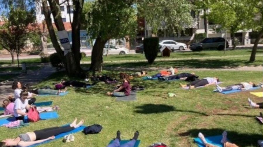 Parkta dzenlenen cretsiz yoga etkinlii youn ilgi grd