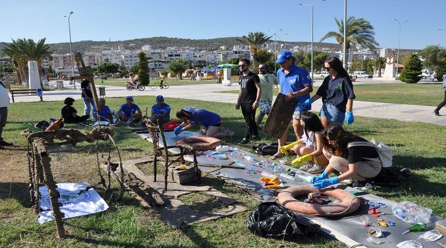 Parkta insan atıkları sergisi