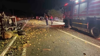 Patates yüklü kamyon, kavşakta araçların arasına daldı: 2 ölü, 7 yaralı
