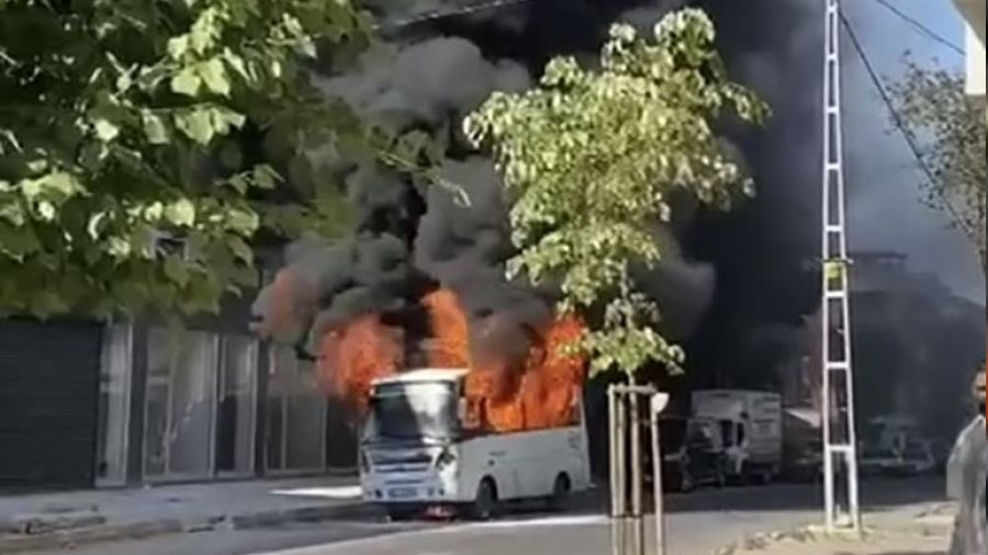 Pendik'te minib�s alev alev yand�