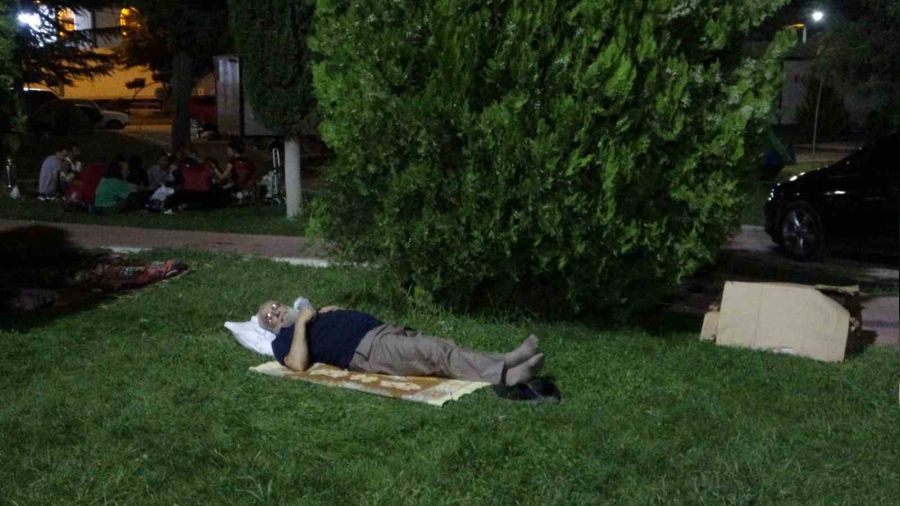 Pe� pe�e �� depremle sars�lan Malatyal�lar park ve bah�elerde sabahl�yor