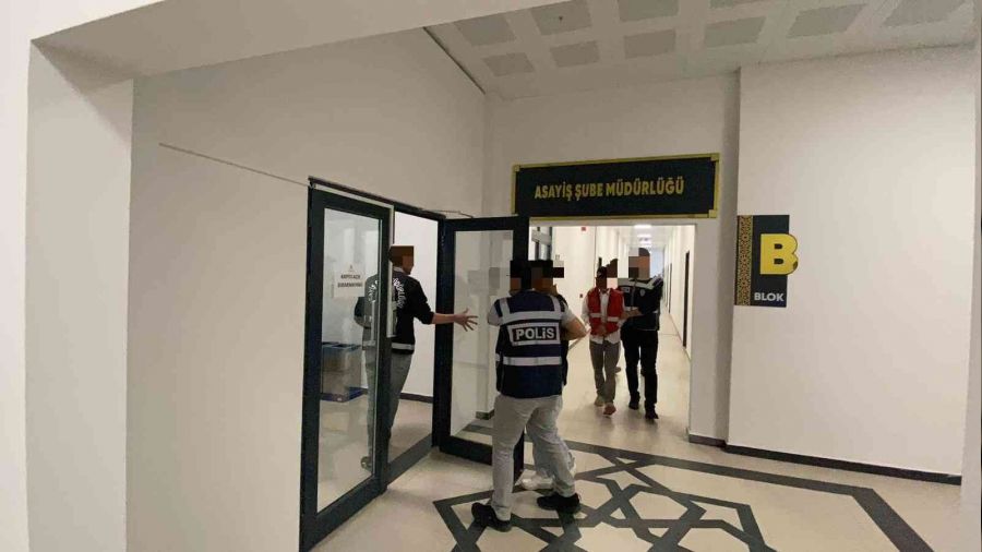 Piyasa değeri 2 milyon TL olan cep telefonları çalındı