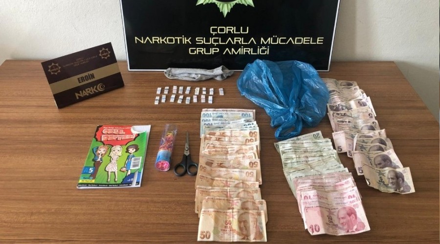 Polis çatı arasına gizlenen uyuşturucuyu buldu