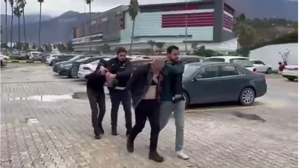 Polis memuruna kafa atan ve hakaret eden �ah�s tutukland�