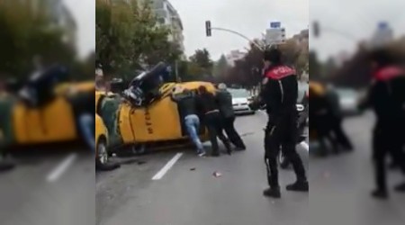 Polis motoru taksiyi devirdi