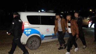 Polisin kovaladığı korsan taksi sürücüsü ve araçtaki yabancı uyruklu 2 kişi kaçtı