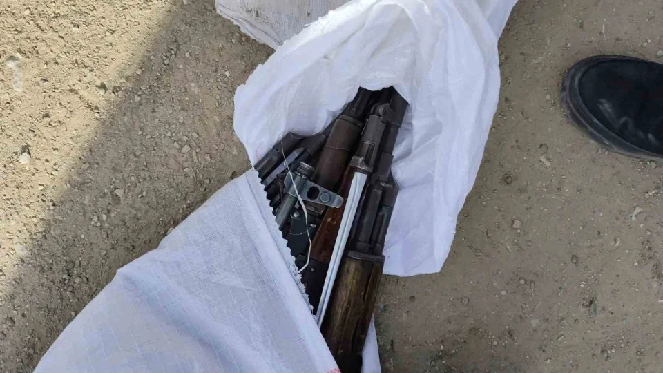 Polisten ka�arken i�i kala�nikof dolu �uval� yola att�lar