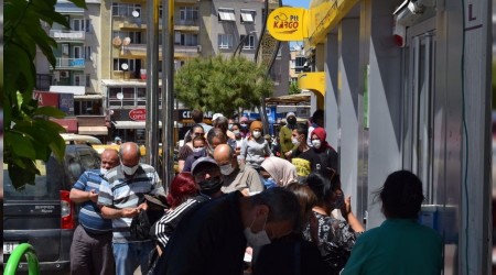 PTT şubesi önünde uzun kuyruk