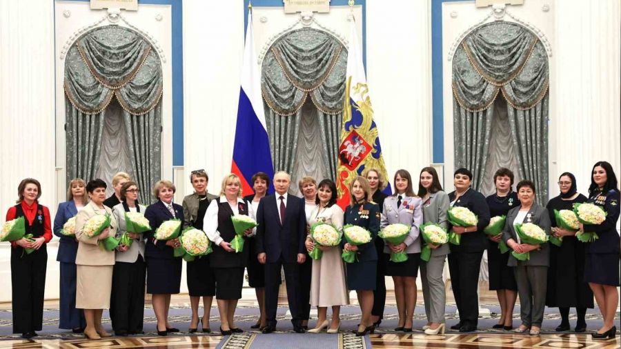 Putin, kad�nlara devlet ni�an� verdi