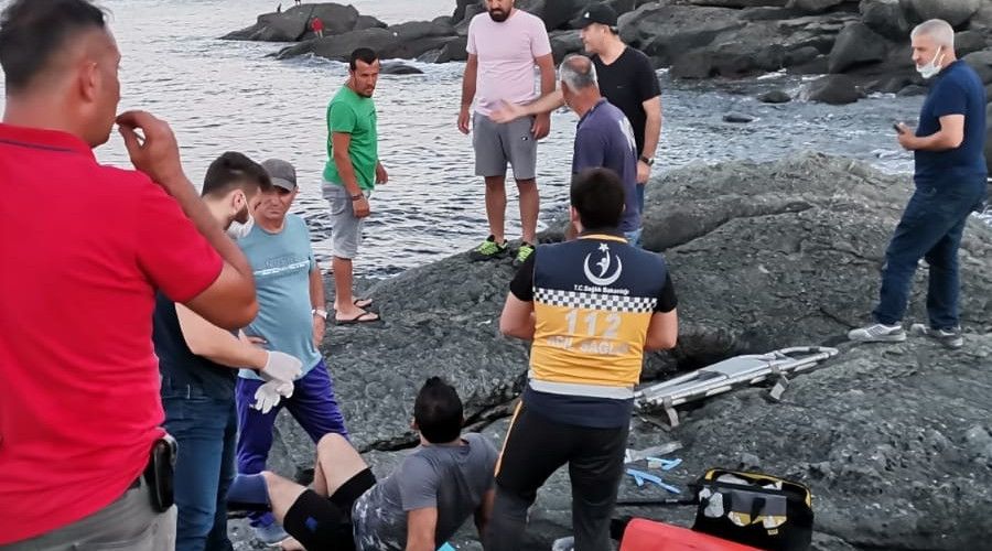 Riva'da kayal�klardan d��erek yaralanan vatanda� jet ski ile kurtar�ld�