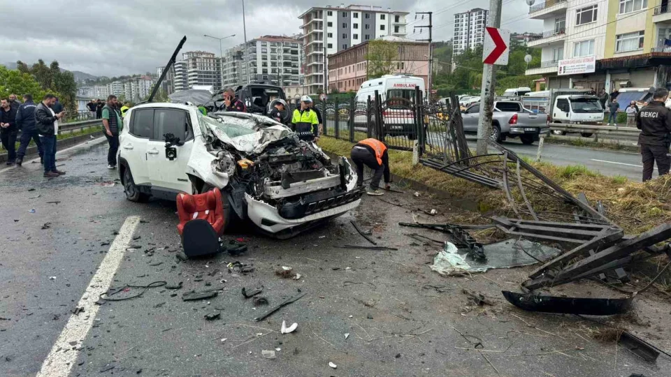 Rize'de feci kaza: 1 �l�, 7 yaral�