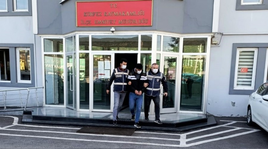 Saç tıraşını beğenmeyince 2 kişiyi bıçakladı