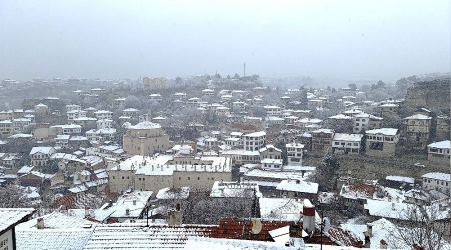 Safranbolu konaklar� beyaz �rt�yle kapland�