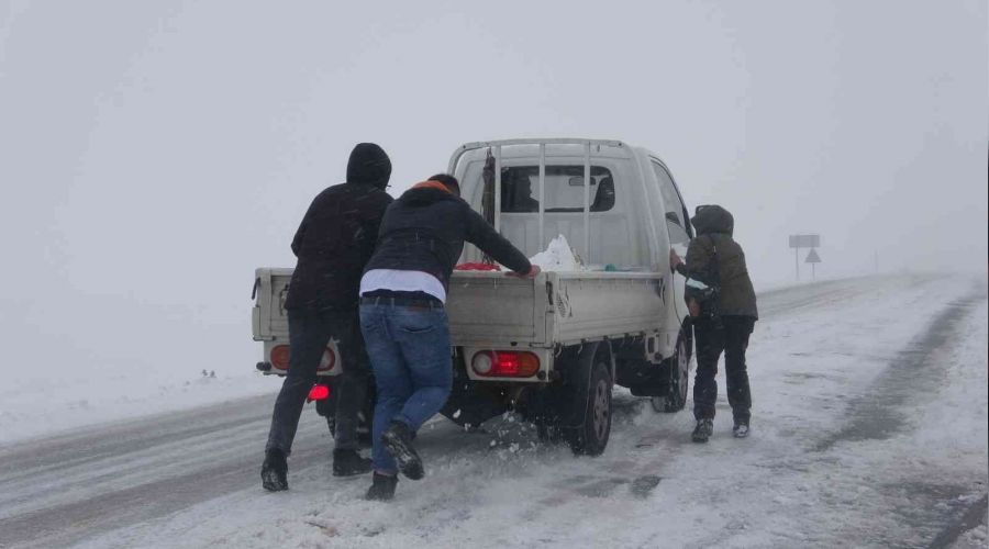 Sahara Geçidi'nde kar ve tipi