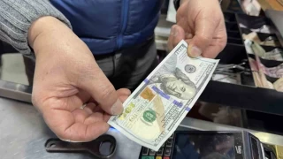 Sahte dolarla alışveriş yapıp birde para üstü almış