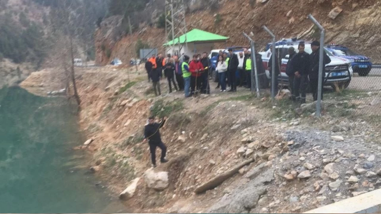 Saimbeyli'de baraja d��en otomobilin s�r�c�s� kayboldu