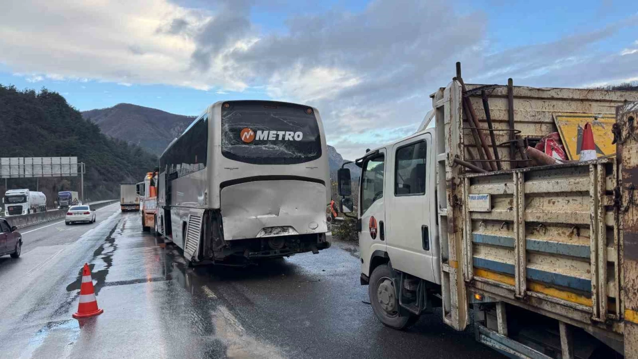 Sakarya'da 6 araçlı zincirleme kaza: 15 yaralı