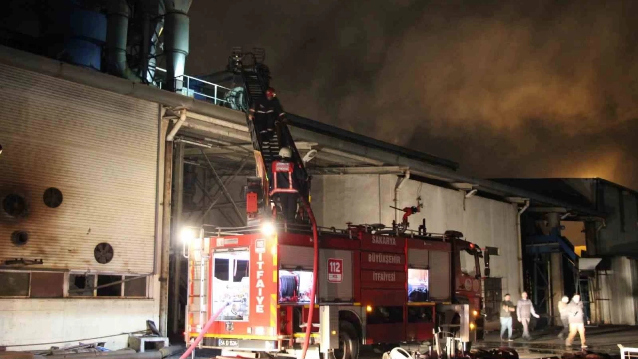 Sakarya'da geri dönüşüm tesisinde yangın