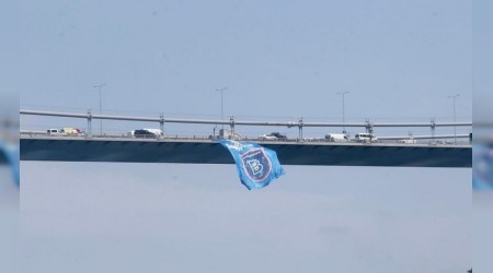Şampiyonun bayrakları köprülerde