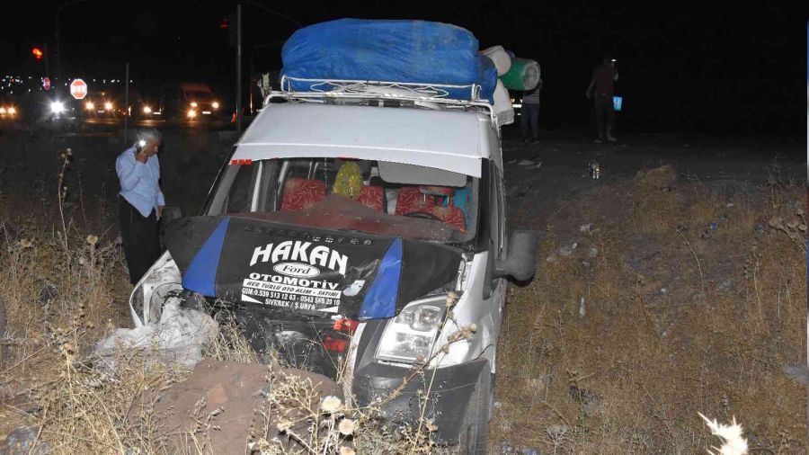 Şanlıurfa'da minibüs ile otomobil çarpıştı: 16 yaralı