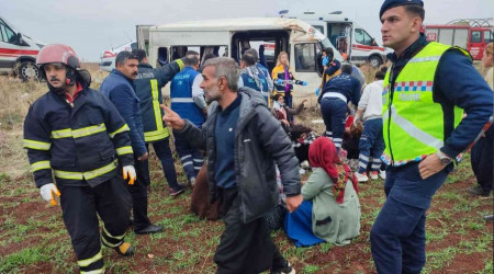 anlurfa'da tarm iilerini tayan minibs devrildi: 23 yaral
