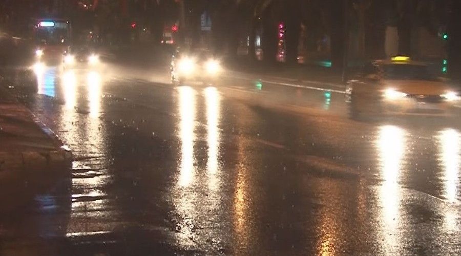 Sarı Alarm verilen İstanbul'da yağmur gece boyunca etkili oldu