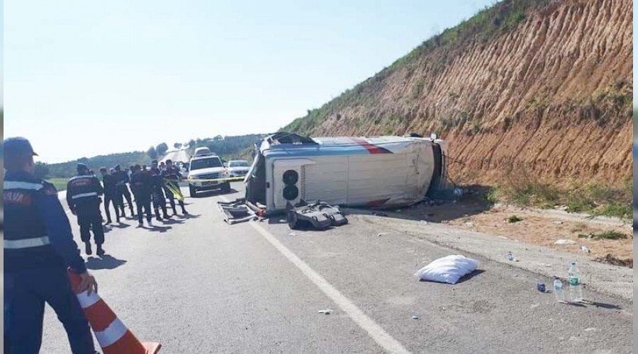 Seçim midibüsü devrildi: 15 yaralı