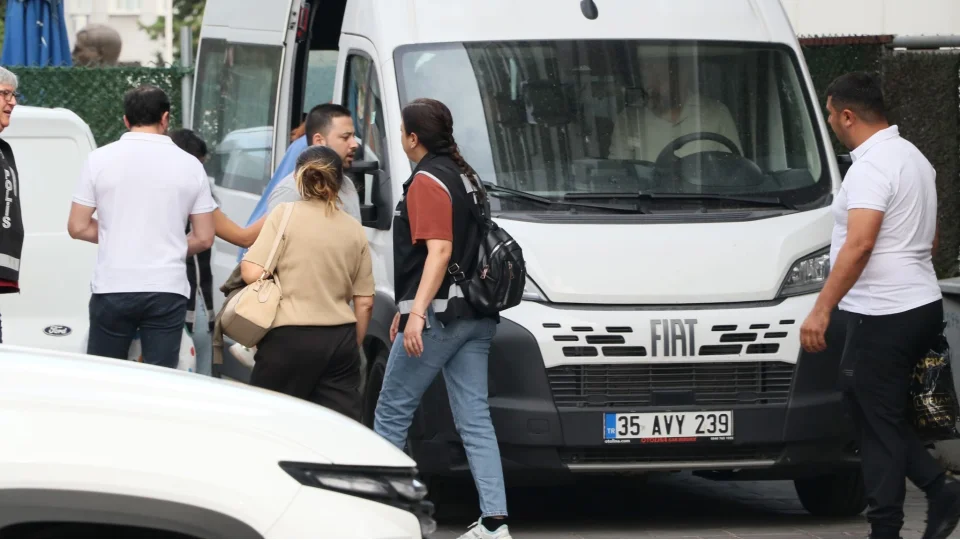Seferihisar Belediyesine y�nelik r��vet operasyonunda g�zalt�na al�nan 5 ��pheli tutukland�