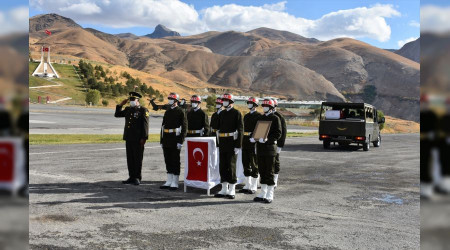 Şehit asker için Hakkari'de tören