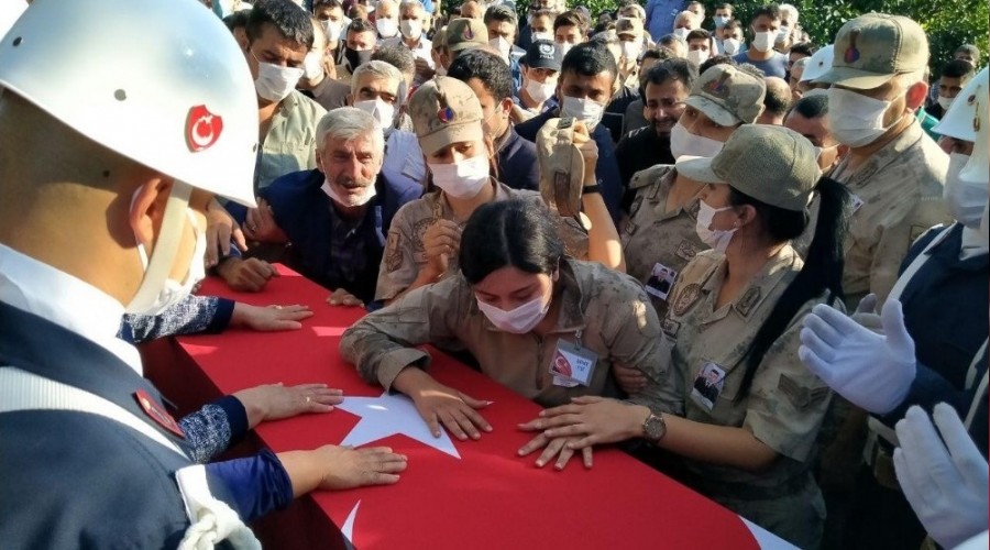 Şehit eşinin kamuflajını giydi