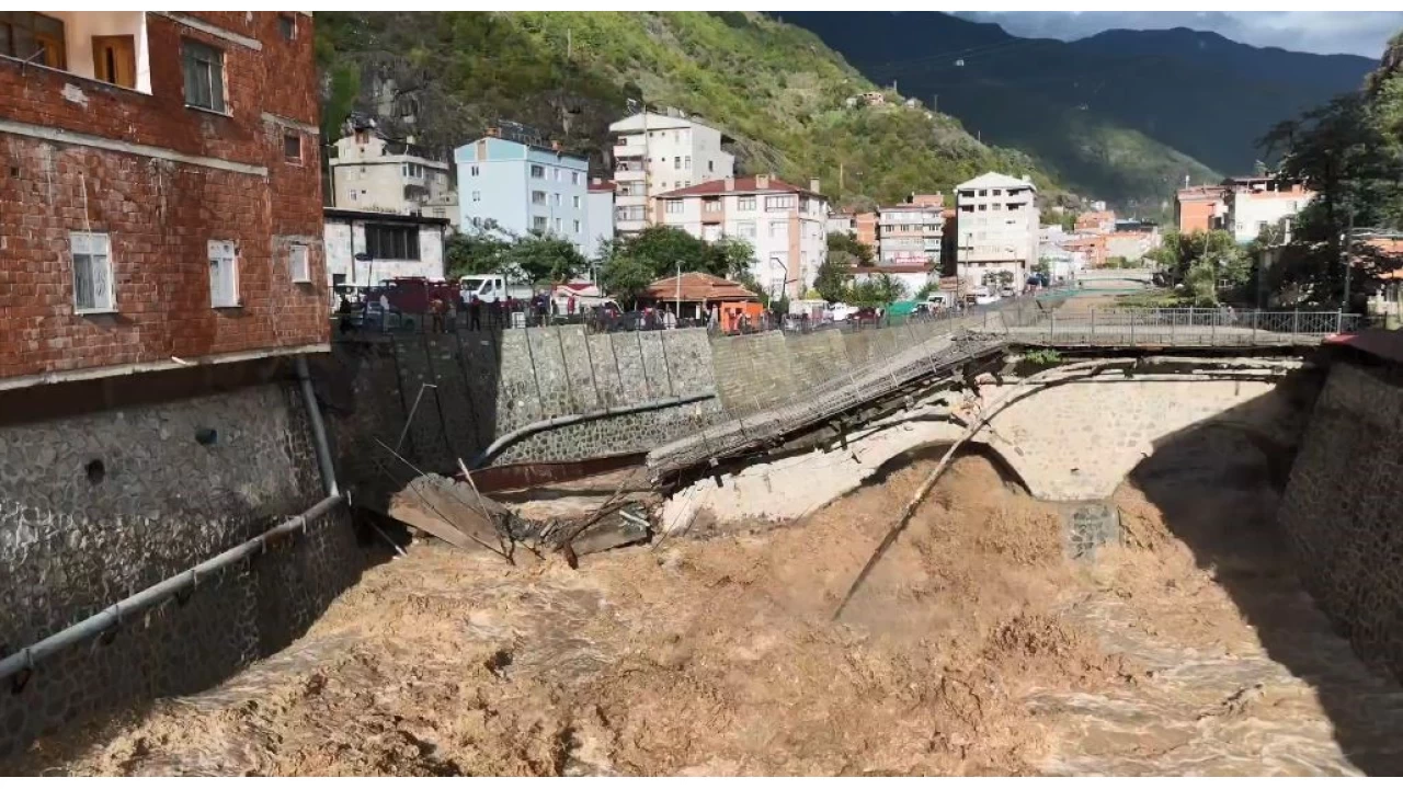 Sel suları Borçka'daki asırlık tarihi köprüyü yıktı