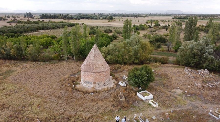 Selçuklu kümbetinden ünlü din aliminin cenaze çalınmış